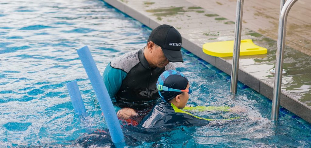 Kids swimming lessons Punggol with SwimSafe certified coach